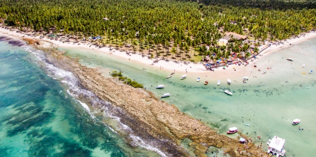 pacote viagem barato, grupo de viagem focado em excursão para praia.
